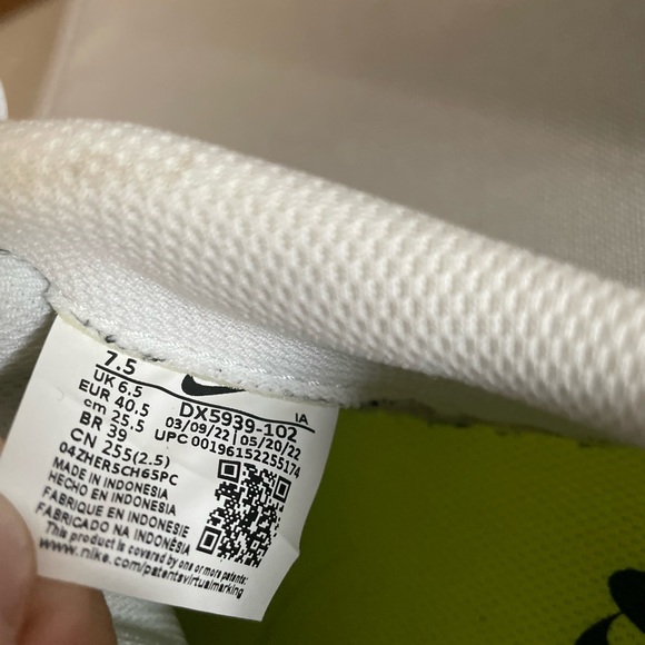 NIKE WOMENS SHOES SIZE 7.5 - Picture 2 of 7